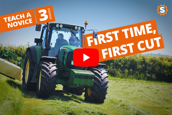 Nowicjusz uczy się kosić traktorem John Deere 6155 M